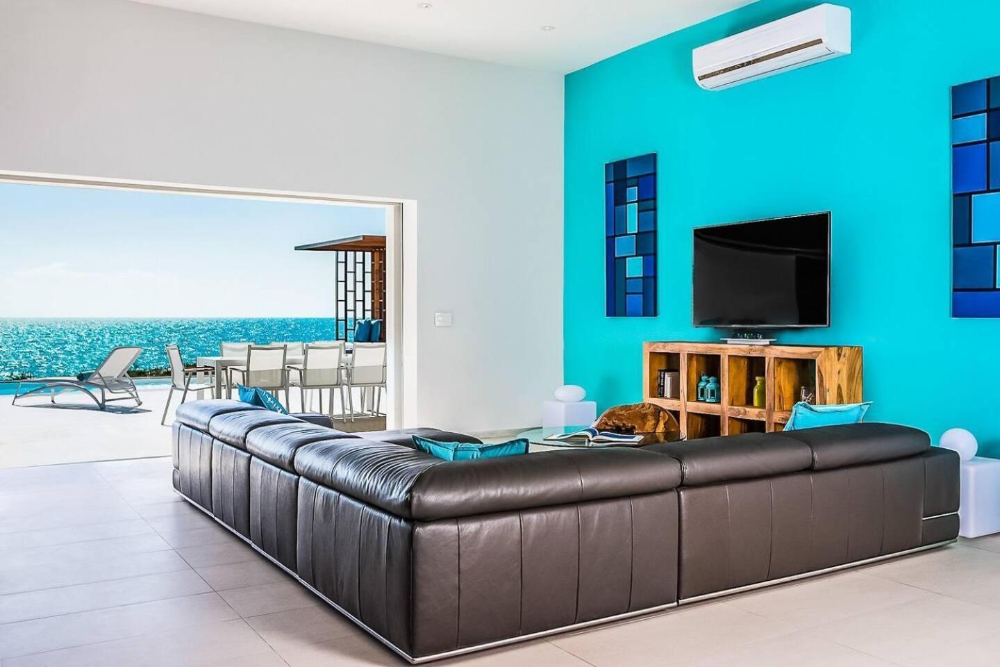Luxury Oceanfront Villa Delivers Mind Blowing Views, Direct Access To The Ocean Providenciales Exterior photo