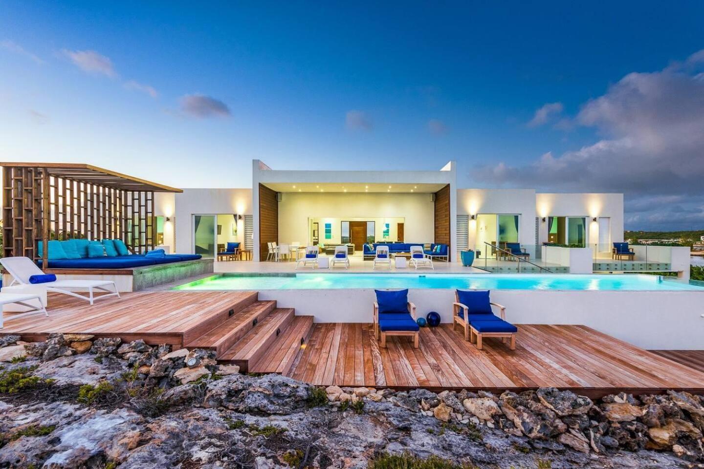 Luxury Oceanfront Villa Delivers Mind Blowing Views, Direct Access To The Ocean Providenciales Exterior photo