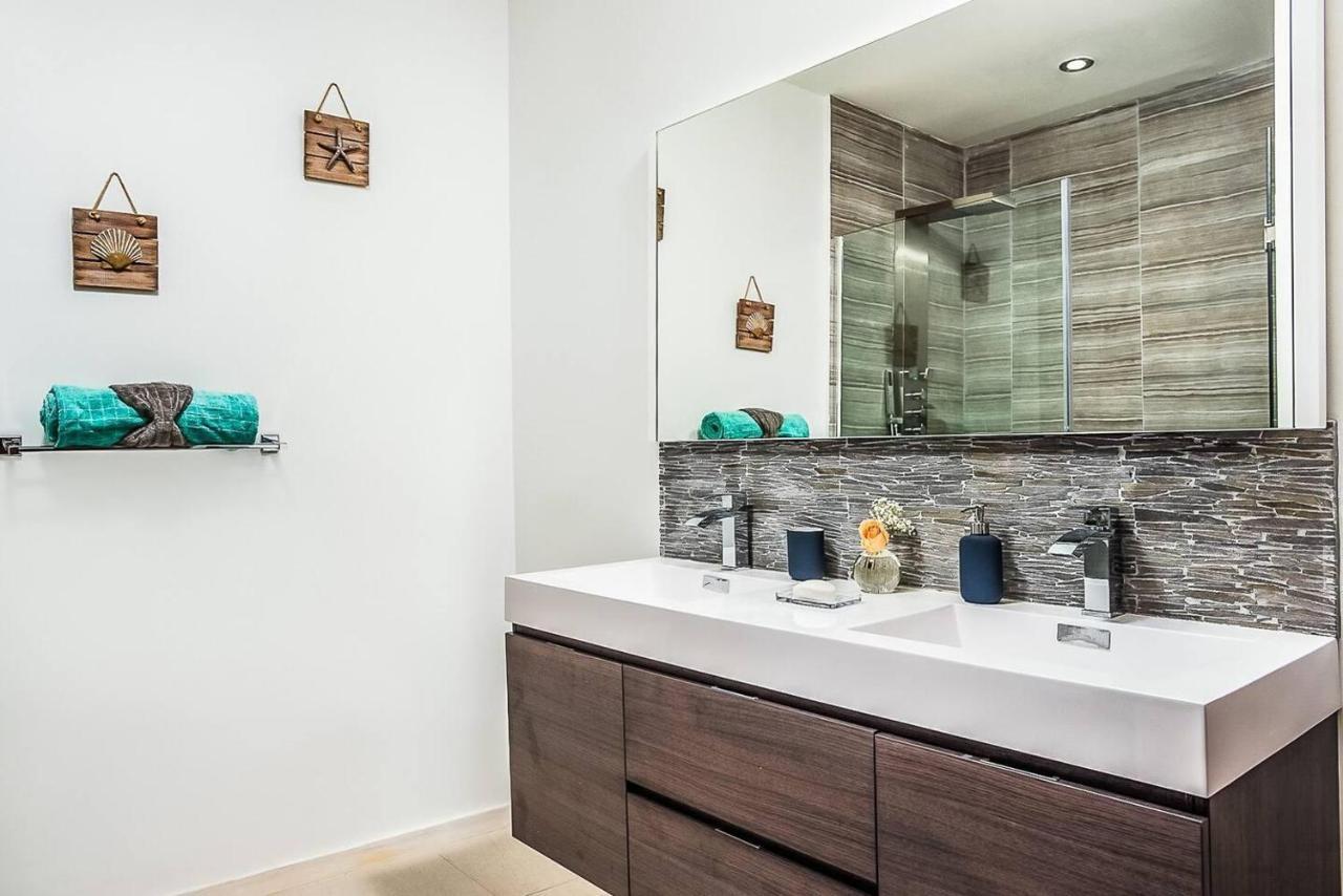 Luxury Oceanfront Villa Delivers Mind Blowing Views, Direct Access To The Ocean Providenciales Exterior photo